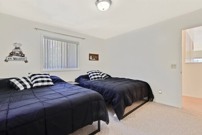 Building Photo - 1496 Pine Ridge Dr