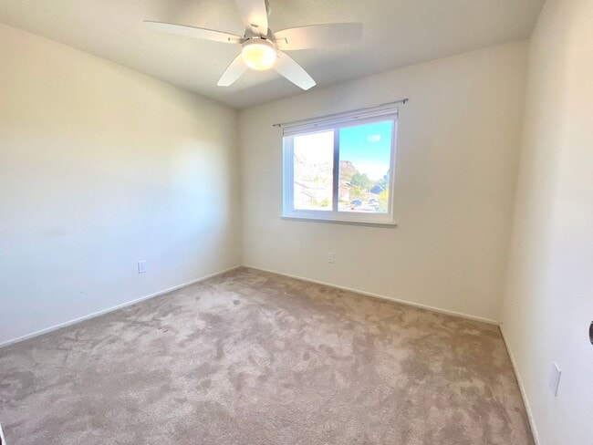 Building Photo - Gorgeous 3 bed 3 bath home in Thousand Oaks - First Time Rental!