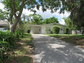 Building Photo - LOVELY 2 BEDROOM SINGLE FAMILY HOME IN CLE...