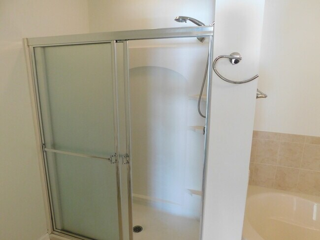 Building Photo - Recently Painted - 2 Bdrm Large Condo Edis...
