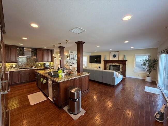 Building Photo - Fully Furnished 5 bedroom home