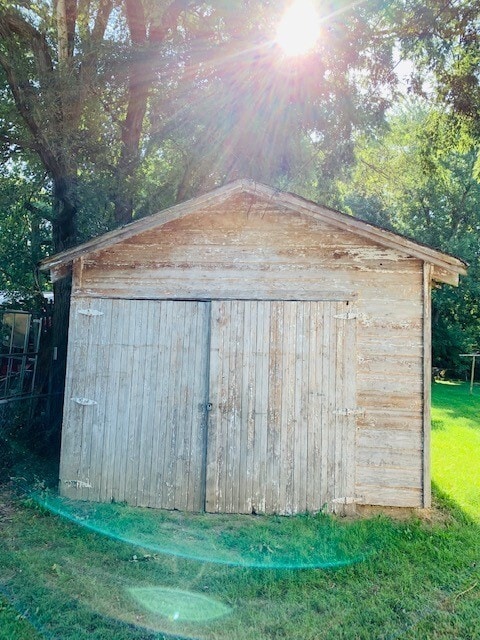 Building Photo - 2 BEDROOM 1 BATH HOUSE LARGE YARD AND GARAGE