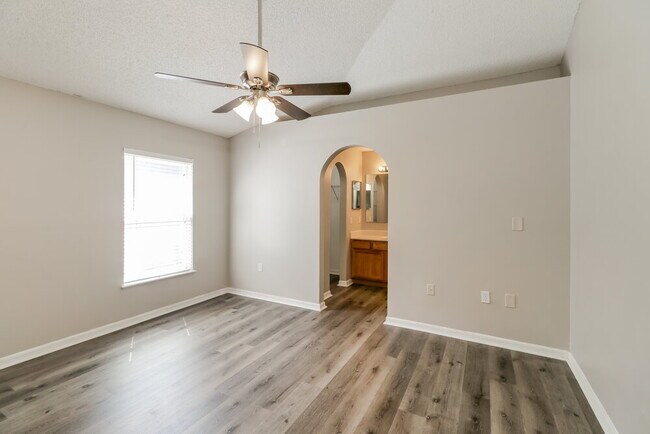 Building Photo - 30220 Birdhouse Dr