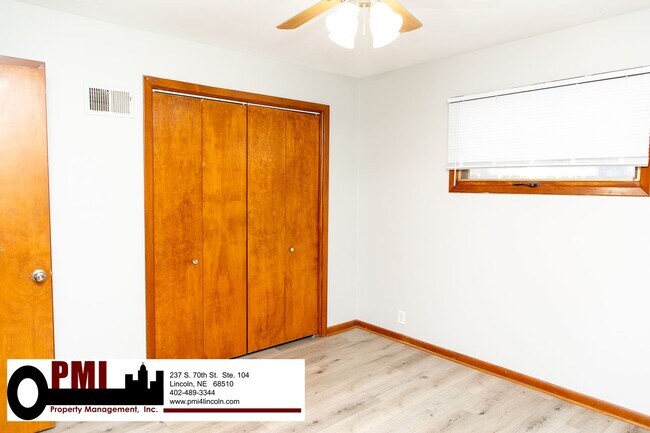 Building Photo - 2 Bedroom and 1.5 Bathroom Apartment Avail...