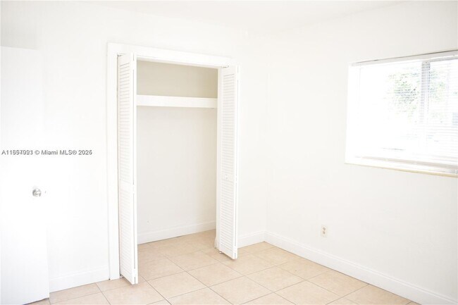 Building Photo - 633 NW 6th Ct