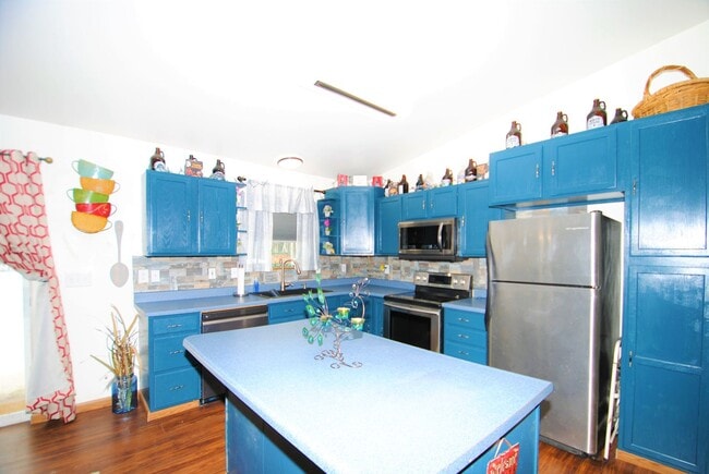 Building Photo - 3 Bed / 2 Bath / 2 Car Garage Ranch Style Home