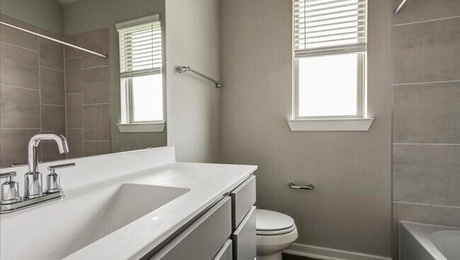 Building Photo - 810 Whispering Winds Dr