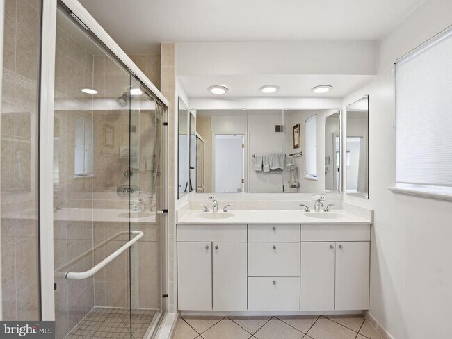 Building Photo - 405 Underhill Pl