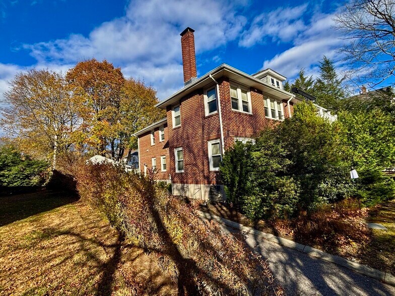 Building Photo - 569 Commonwealth Ave