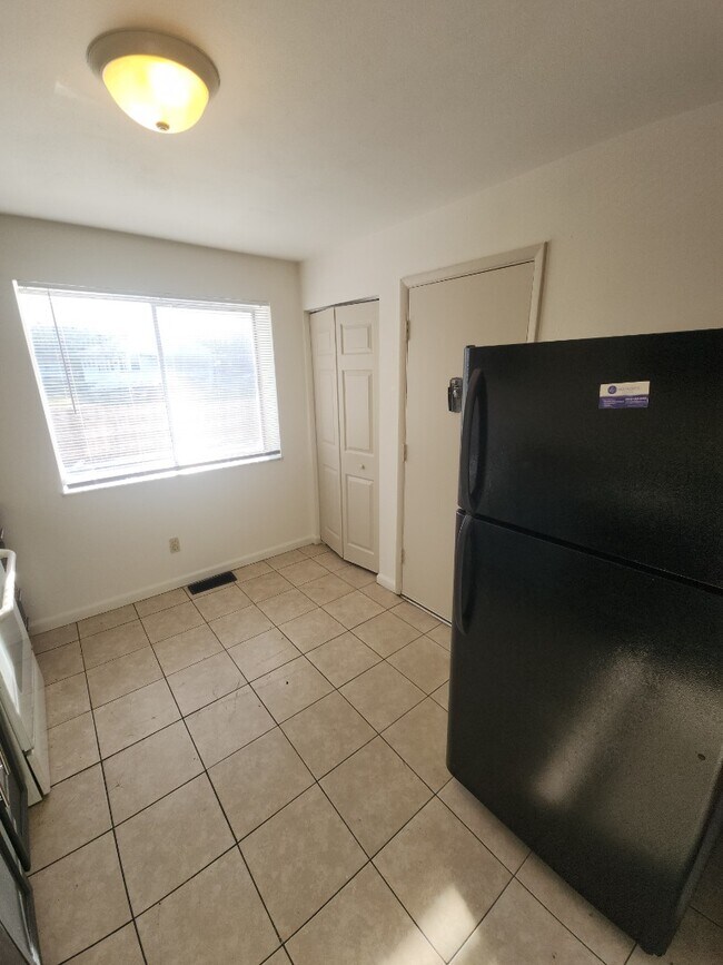 Building Photo - 2 Bedroom 1 Bath