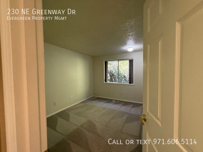 Building Photo - 230 NE Greenway Dr