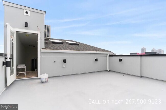 Building Photo - 1306 N Front St