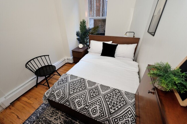 Building Photo - 356 W 37th St