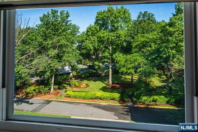 Building Photo - 2330 Linwood Ave