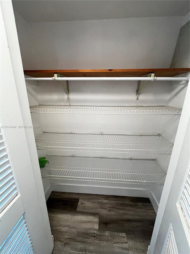 Building Photo - 1412 NE 17th Ct