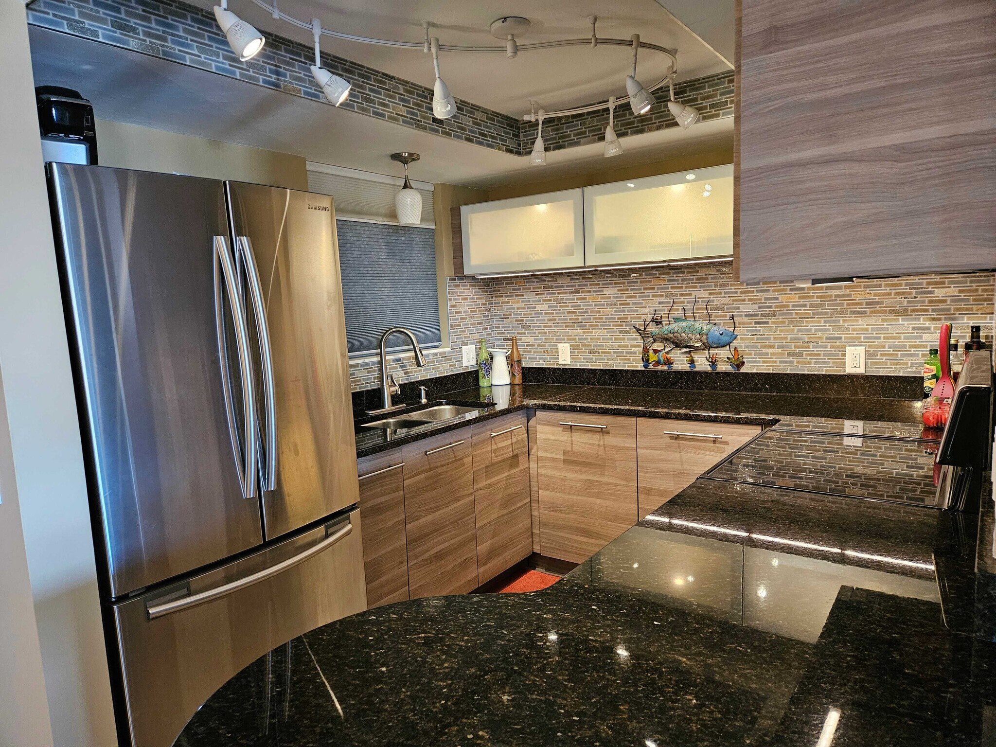 Building Photo - 404 S Beach St