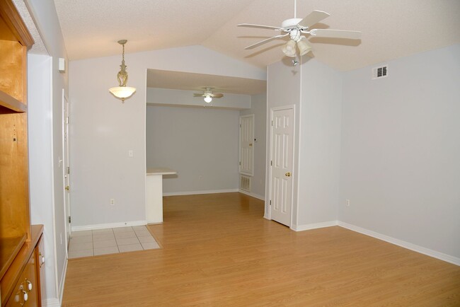 Building Photo - Rare 3 Bedroom Condo!