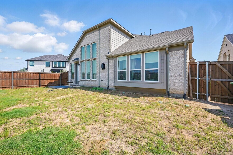 Building Photo - 3010 Barefoot Ln