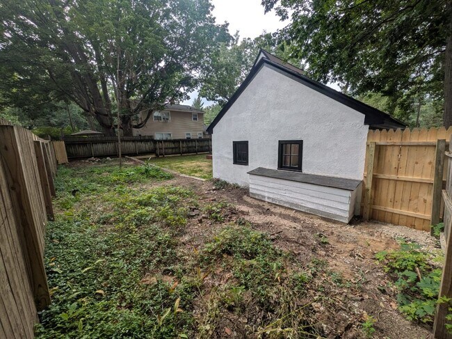 Building Photo - 2390 Crestview Dr SW