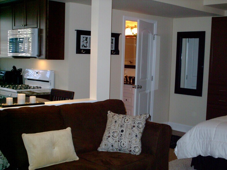 Building Photo - 5070 Vernon Springs Dr