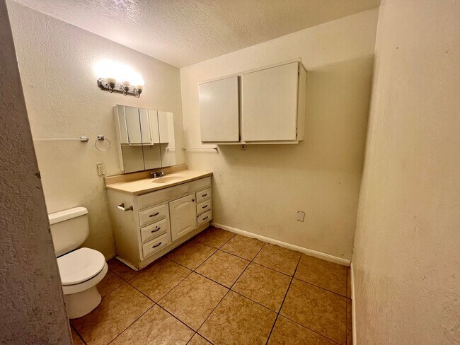 Building Photo - 5 Bedroom 2 Bath - Close to 29 Palms Marin...