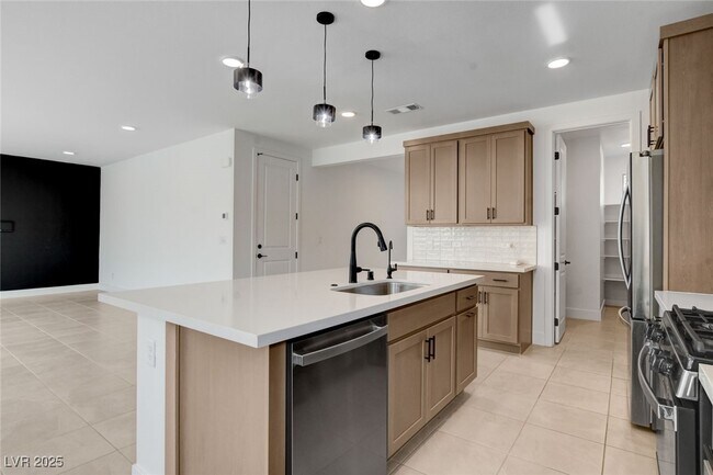 Building Photo - 1305 Azure Jay Ave