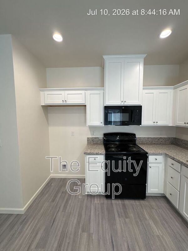 Building Photo - 723 S Pinkham St
