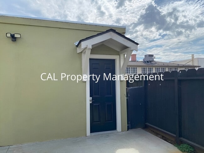 Building Photo - Modern Studio Back Unit, All Utilities Included
