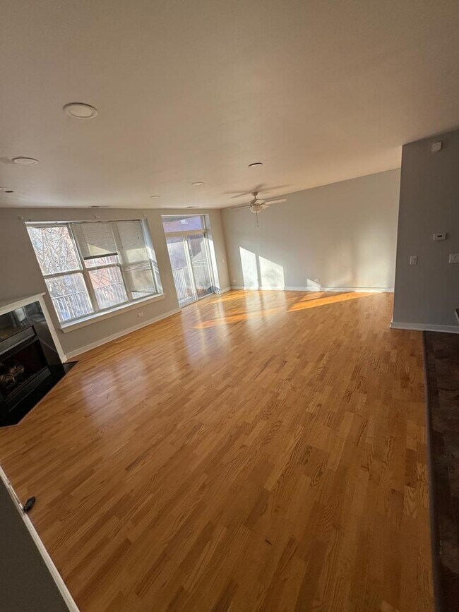 Building Photo - 2257 W Lake St