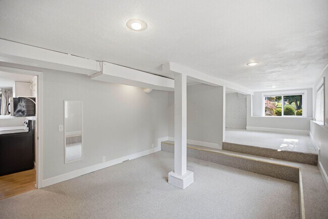 Building Photo - Steps from Green Lake ,6 bed 3 bath home with 2 kitchens and 2 laundry rooms.