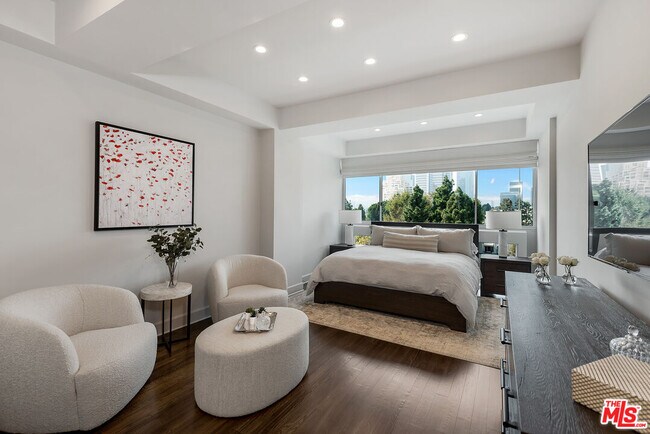 Building Photo - 2220 Ave of the Stars