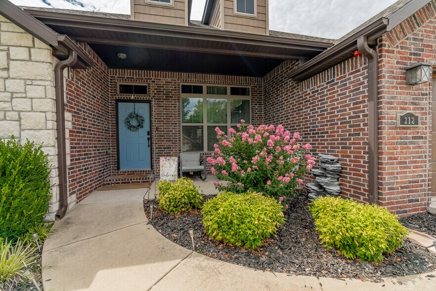 Building Photo - 212 Cowans St