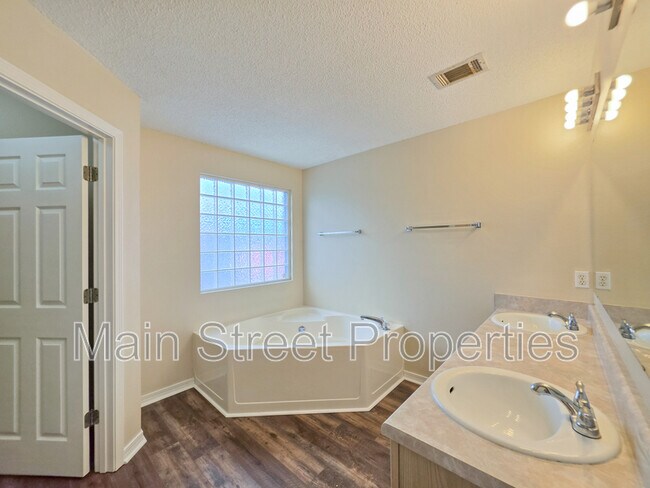 Building Photo - 1057 Freeboard Blvd