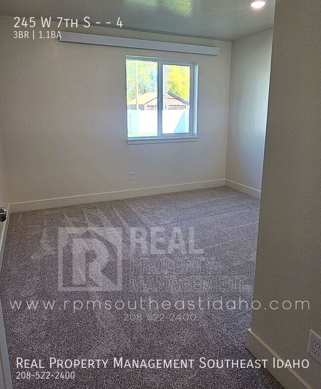 Building Photo - 245 W 7th S