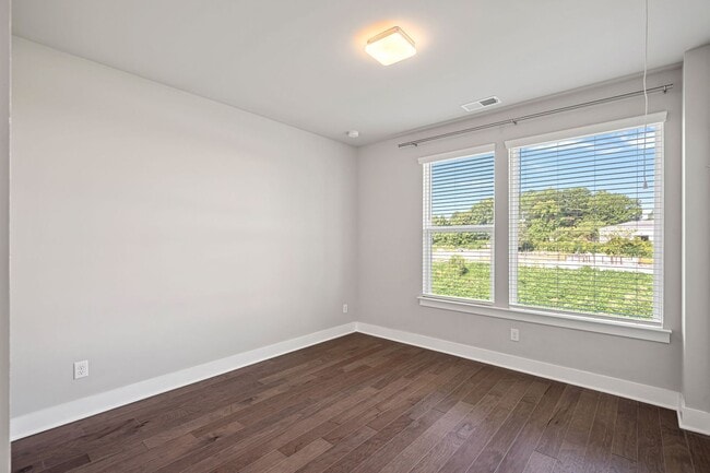 Building Photo - Like New Townhome Ready for Immediate Move-In!!! Bryant Park in West End