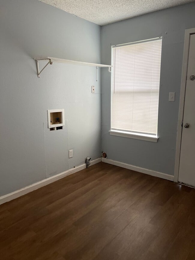 Building Photo - 1602 Kings Rd