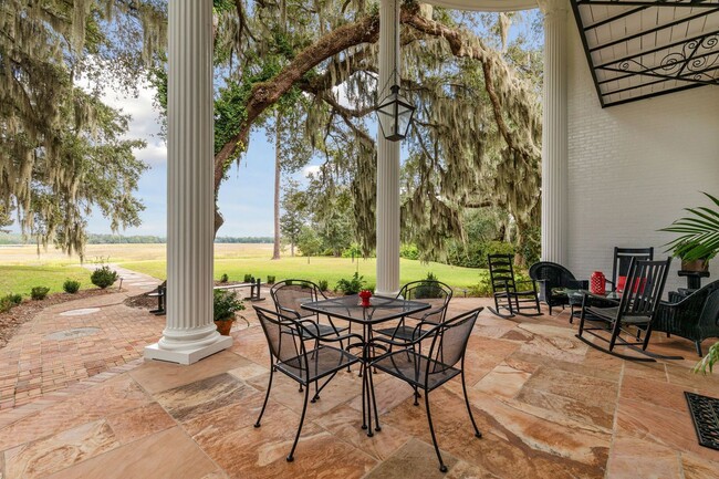 Building Photo - Sprawling Furnished Estate Home on the Ash...