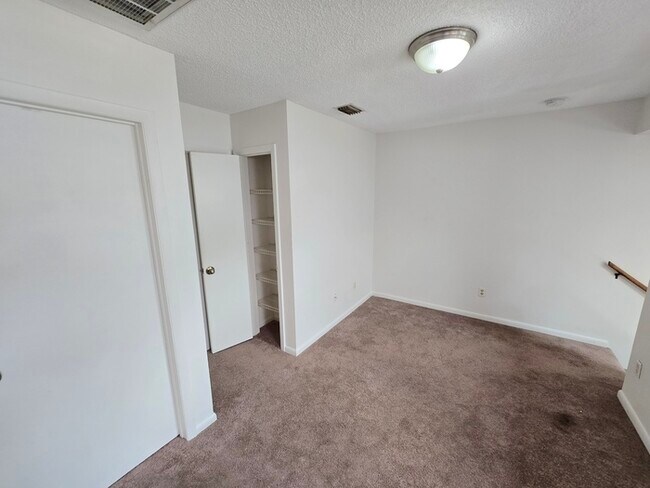 Building Photo - Awesome 3 Bed / 2 Bath Townhome with Open ...