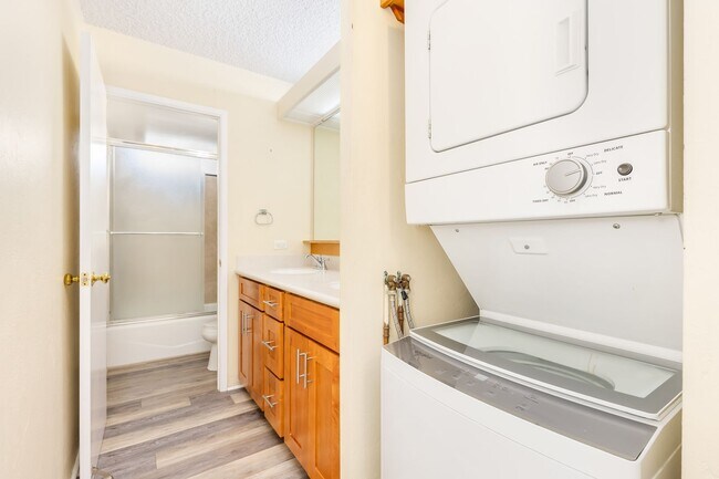 Building Photo - 2 bedroom 1 bath condo in Pearl 1 with 1 covered parking