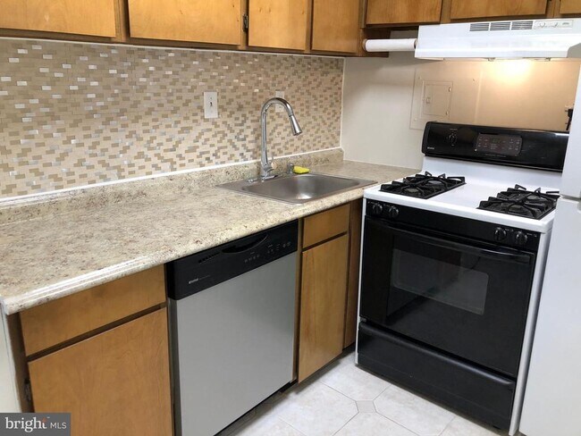 Building Photo - 522 21st St NW