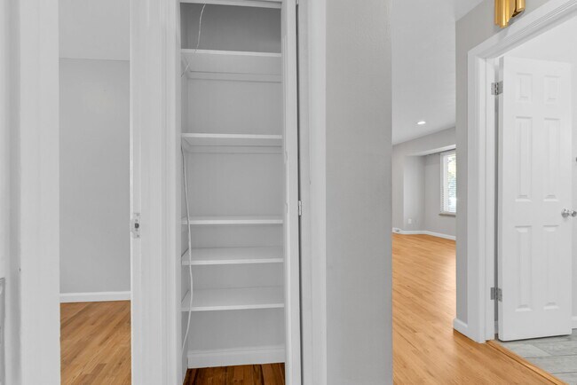 Building Photo - 1230 S Pierce St