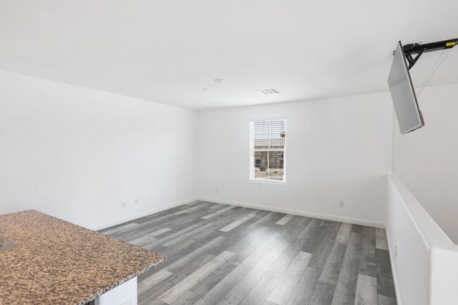 Building Photo - 3 Bed, 2 Bath Townhome Just Outside of Nel...