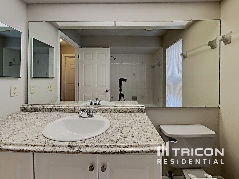 Building Photo - 14638 Coronado Dr