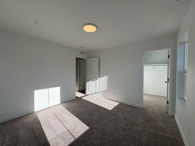 Building Photo - Gorgeous End-Unit Townhome in beautiful Salem!