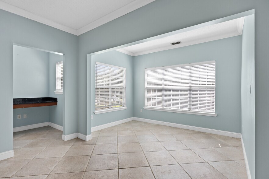 Building Photo - 2208 Walden Park Dr
