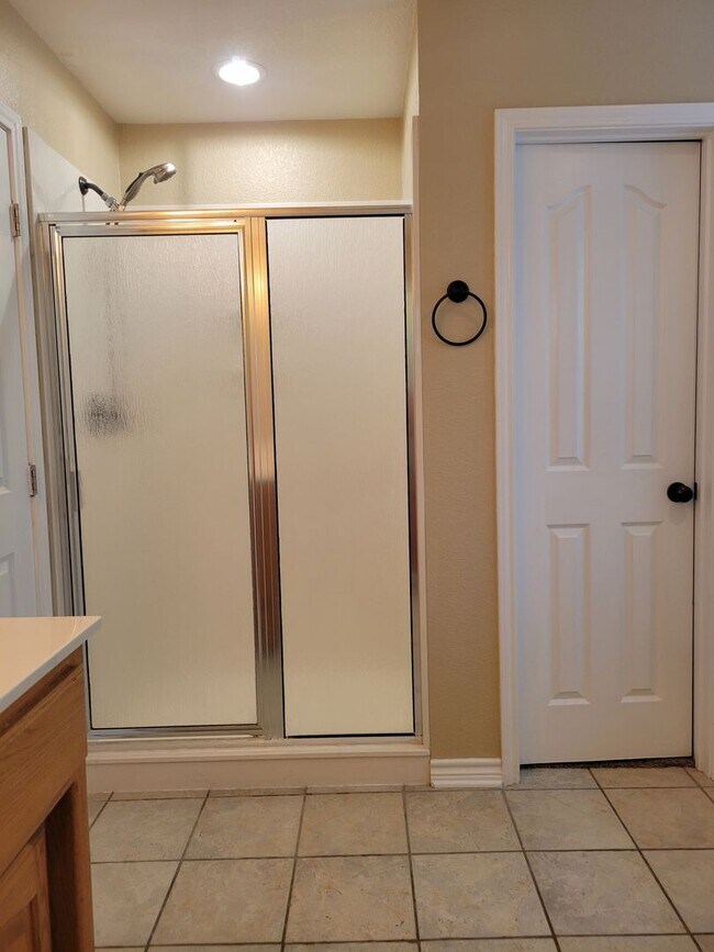 Building Photo - Huge 1/2 acre lot on cul de sac!  White Rock Estates!