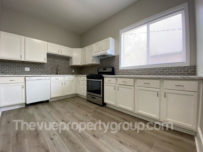 Building Photo - Fully Remodeled 2 bedroom Beauty with Spac...