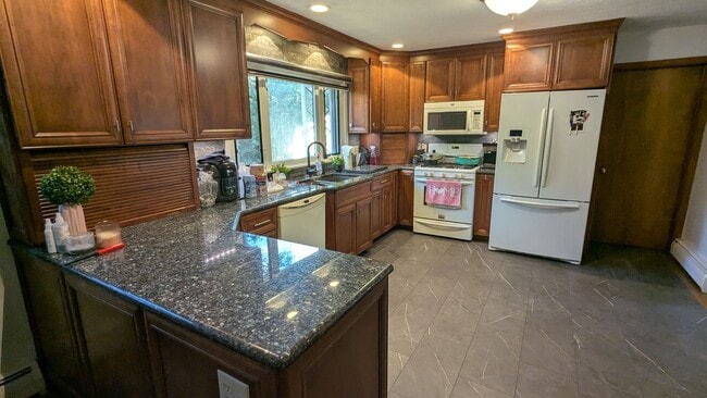 Building Photo - Welcome to this gem located in the heart o...