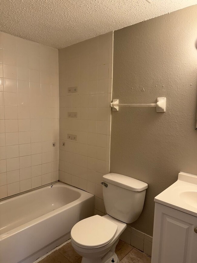 Building Photo - 2 bed room 1 bath duplex
