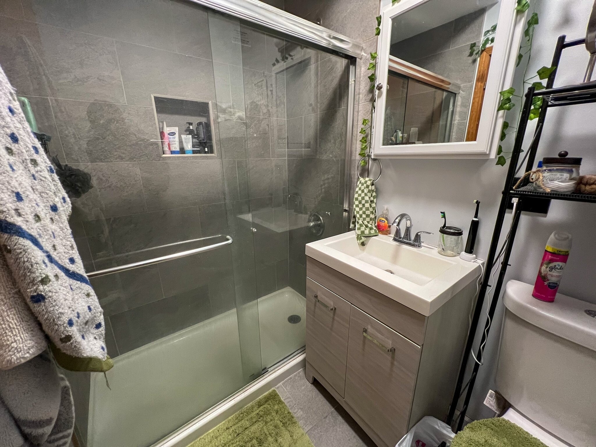 Building Photo - 6421 N Greenview Ave